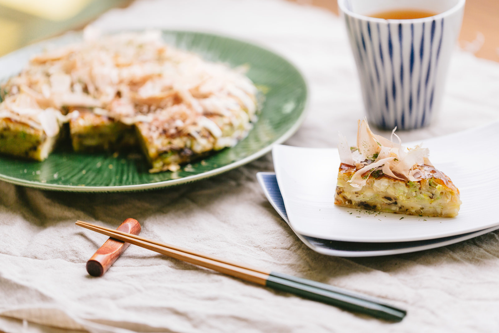 お好み焼きとお茶の食卓